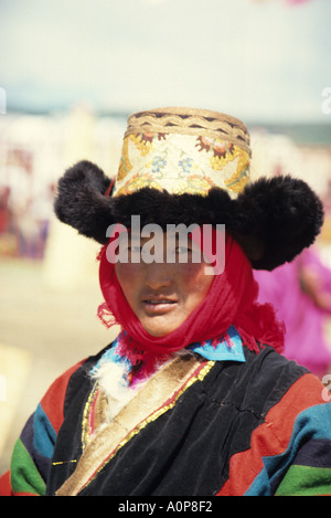 Donna nomade in TIbet vestito per la Naqu annuale Fiera del cavallo.Cina Regione autonoma. Foto Stock