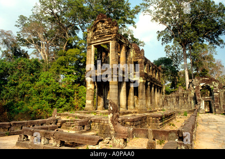 Insolito a due piani tempio interno al Preah Kahn complesso Angkor Wat Cambogia Foto Stock