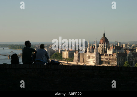 Coppia giovane nel quartiere del castello che si affacciava su Budapest Ungheria Foto Stock