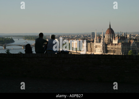 Coppia giovane nel quartiere del castello che si affacciava su Budapest Ungheria Foto Stock