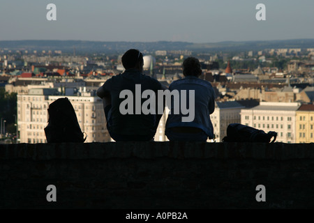 Coppia giovane nel quartiere del castello che si affacciava su Budapest Ungheria Foto Stock