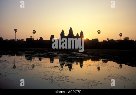 La silhouette e la riflessione di Angkor Wat prima mattinata a sunrise Angkor Cambogia Foto Stock