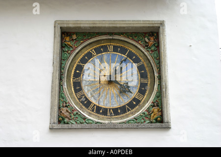 L'orologio sullo Spirito Santo Ghost Church Puhavaimu a Tallinn Estonia Foto Stock