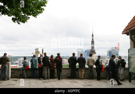 Vista sulla città vecchia di turisti che si affaccia sul centro storico di Tallinn Estonia Foto Stock