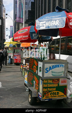 I venditori ambulanti vendono tipici New York City fast food pretzel ciambelle ciambelle chili hot dogs caffè New York STATI UNITI D'AMERICA America US Foto Stock