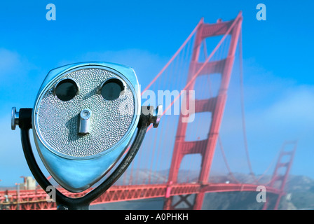 Deformato e distorto la mattina presto vista del Golden Gate Bridge in San Francisco California USA Foto Stock