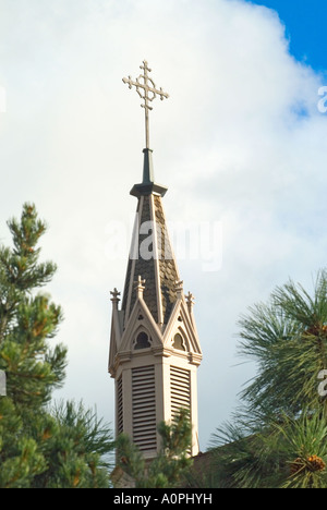 La chiesa il campanile e croce di Loretto Chapel in Santa Fe New Mexico USA Foto Stock