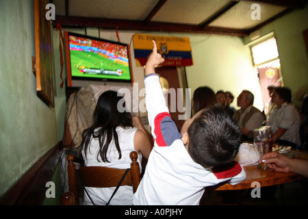 Ecuador tifosi guardare battito del team Costa Rica 3-0, 2006 Coppa del Mondo di calcio, Rincon ecuadoriano Bar ristorante, Londra Foto Stock