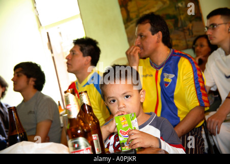 Ecuador tifosi guardare battito del team Costa Rica 3-0, 2006 Coppa del Mondo di calcio, Rincon ecuadoriano Bar ristorante, Londra Foto Stock