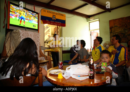 Ecuador tifosi guardare battito del team Costa Rica 3-0, 2006 Coppa del Mondo di calcio, Rincon ecuadoriano Bar ristorante, Londra Foto Stock