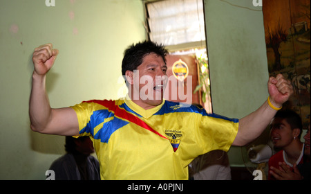 Ecuadorean celebra la vittoria di 3-0 vs Costa Rica, 2006 Coppa del Mondo di calcio, Rincon Bar/ristorante, Londra Foto Stock