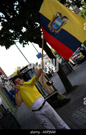 Ecuadorean celebra la vittoria di 3-0 vs Costa Rica, 2006 Coppa del Mondo di calcio, Rincon Bar/ristorante, Londra Foto Stock