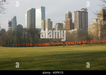 Il Central Park di New York City nel febbraio 2005 con i cancelli arancione mostra d arte moderna di Christo e Jeanne Claude USA America Foto Stock