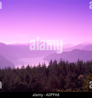 Vista panoramica dal Malahat Drive vertice, Isola di Vancouver, BC, British Columbia, Canada - Silhouette di strati di paesaggio di montagna Foto Stock