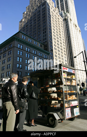 La mattina presto pendolari nel centro di New York City di attendere in linea per il loro caffè e ciambelle colazione sull'isola di Manhattan STATI UNITI D'AMERICA Foto Stock