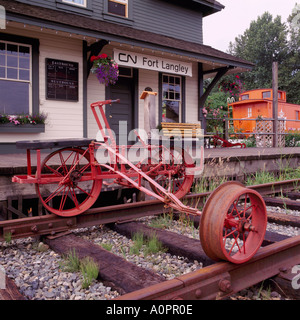 Fort Langley, BC, British Columbia, Canada - Velocipede sulla Ferrovia Via a Fort Langley Heritage CN stazione ferroviaria Foto Stock