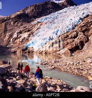 Gli escursionisti escursionismo passato "ghiacciaio Vowell' e 'Ice Lake' nelle montagne di Purcell in Bugaboo Parco Provinciale della Columbia britannica in Canada Foto Stock