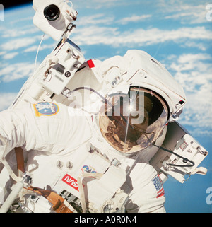 Astronauta della NASA. Bruce McCandless II. Space Walk nell'orbita terrestre usando l'unità di manovra con equipaggio.1984. Foto Stock