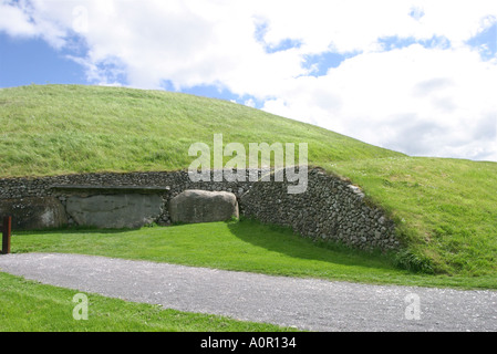 Il tumulo di principale e di frenare le pietre a Knowth in Irlanda Foto Stock