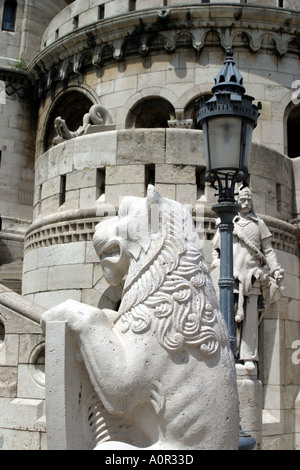 Lion statua al Bastione dei Pescatori nel quartiere del Castello di Budapest Ungheria Foto Stock