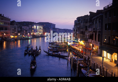 Le gondole del Canal Grande al tramonto dal ponte di Rialto Venezia Italia Foto Stock