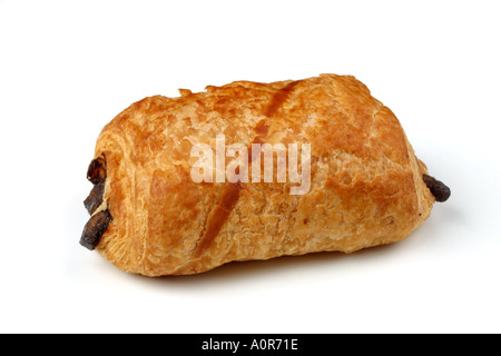 Pain au chocolat croissant al cioccolato shot in studio su sfondo bianco Foto Stock