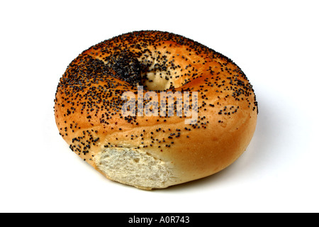 Semi di papavero Bagel ancora shot in studio su sfondo bianco Foto Stock