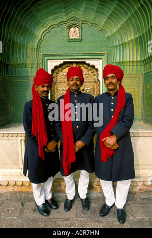 Palazzo di guardia in turbanti all'ornato Peacock Gateway City Palace Jaipur Rajasthan India Asia Foto Stock