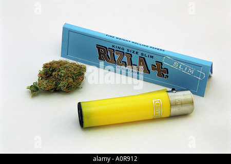 La marijuana con Rizla carte e accendino Clipper Foto Stock
