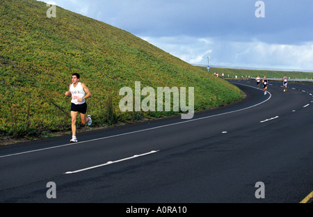 Un runner porta il pacco durante il filamento di argento mezza maratona tra Coronado e Imperial Beach California USA Foto Stock