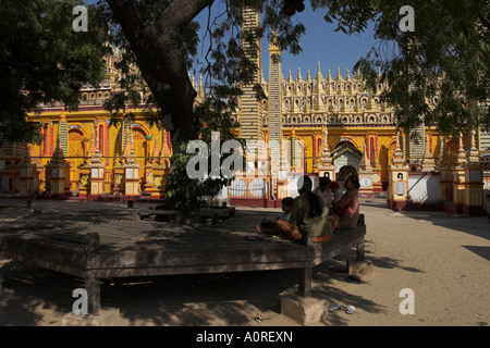 Thanboddhay Paya costruito nel XX secolo da Moehnyin Sayadaw detto contenere oltre 500000 immagini di Buddha Monywa Sagaing Foto Stock