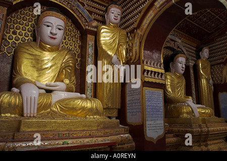 Golden Buddha all'interno del paya Thanboddhay Paya costruito nel XX secolo da Moehnyin Sayadaw detto contenere oltre 500000 Foto Stock