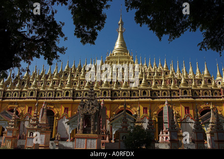 Thanboddhay Paya costruito nel XX secolo da Moehnyin Sayadaw detto contenere oltre 500000 immagini di Buddha Monywa Sagaing Foto Stock