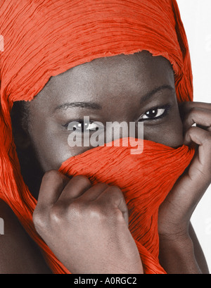 Ritratto di una timida ragazza nera con un velo di colore rosso Foto Stock