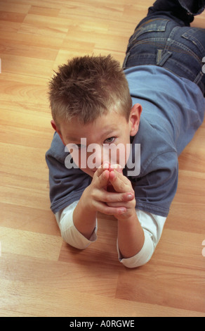 Ragazzo di tiro pistola finta numero 2304 Foto Stock