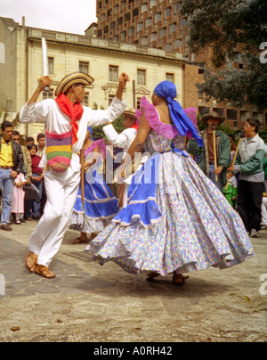 African uomo & donna ballerini eseguono insieme all' aperto nel coloratissimo abbigliamento tradizionale Bogotá Colombia Sud America Latina Foto Stock