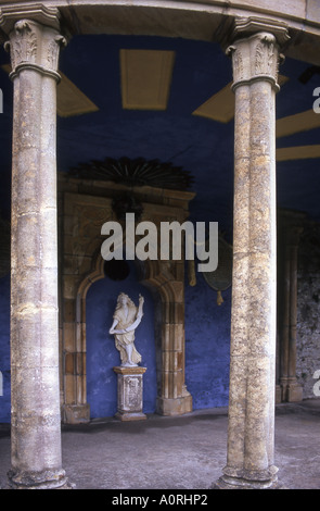 Statua di nicchia e colonne a Portmeirion in Gwynedd in Galles numero 2260 Foto Stock