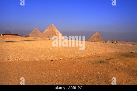 Guardando verso il basso sulle tre 3 Piramidi a Gizza numero 1737 Foto Stock