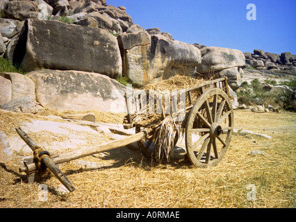 Tradizionale caratteristico vecchio carrello outdoor surreale della paglia secca pietra squadrata Hampi Karnataka India Asia del Sud Foto Stock