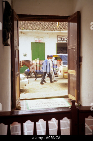 Vita & tempo che passa attraverso la porta di entrata del hotel Carpe Diem 20.08 hr 13 01 Santa Marta Colombia Sud America Latina Foto Stock