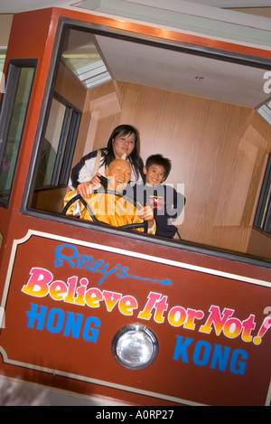 Dh il Victoria Peak di Hong Kong Family getting fotografato in Ripleys credere o non Peak Tram cinese Foto Stock