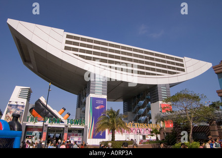 Dh peak tower il Victoria Peak di Hong Kong Peak Tower tram il morsetto e il belvedere edificio Foto Stock