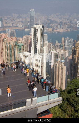 Dh Peak Tower Lookout il Victoria Peak di Hong Kong tram del picco terminale terrazza belvedere centrale edifici midlevel vista su hk Foto Stock
