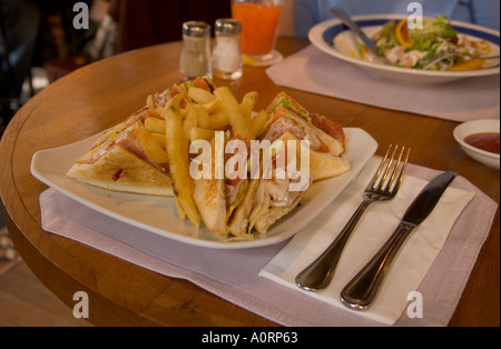 dh il Peak Lookout ristorante VICTORIA PEAK HONG KONG Club sandwich stack e patatine sandwich piatto tavolo da pranzo con cibo caffè Foto Stock
