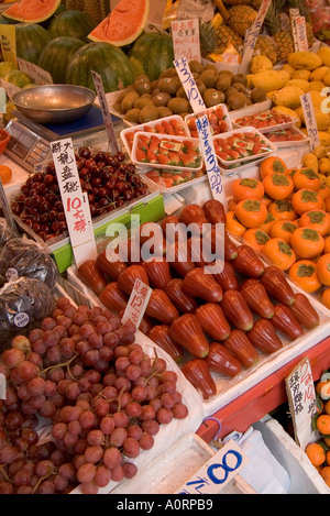 Dh mercato della frutta in stallo shop TAIPO HONG KONG calligrafia i cartellini dei prezzi cinesi freschi alimenti alimentari display Foto Stock