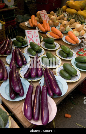 Dh stallo vegetale market shop TAIPO HONG KONG melanzana carota display cibo cinese tai po produrre i cartellini del prezzo Foto Stock