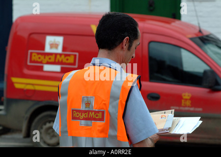 Postino recapita le lettere in posizione rurale Inghilterra UK Royal Mail Foto Stock