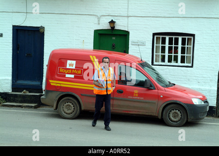 Postino recapita le lettere in posizione rurale Inghilterra UK Royal Mail Foto Stock