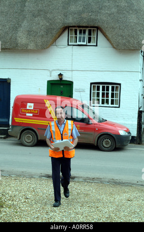 Postino recapita le lettere in posizione rurale Inghilterra UK Royal Mail Foto Stock