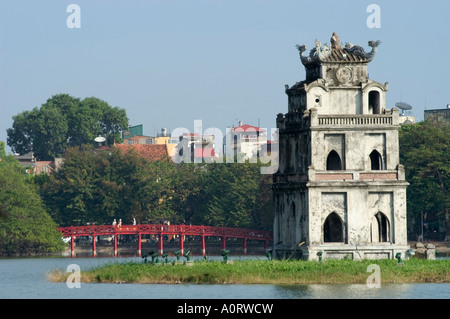 La Pagoda di profumo il ponte di Hup Lago Hoan Kiem Hanoi nel Vietnam del Nord Asia del sud-est asiatico Foto Stock